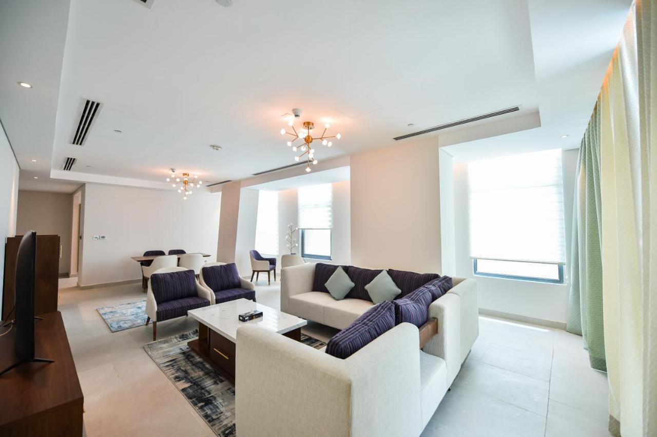 Lusail Waterfront Hotel Apartment מראה חיצוני תמונה A living room in a suite at the Ritz-Carlton, DIFC