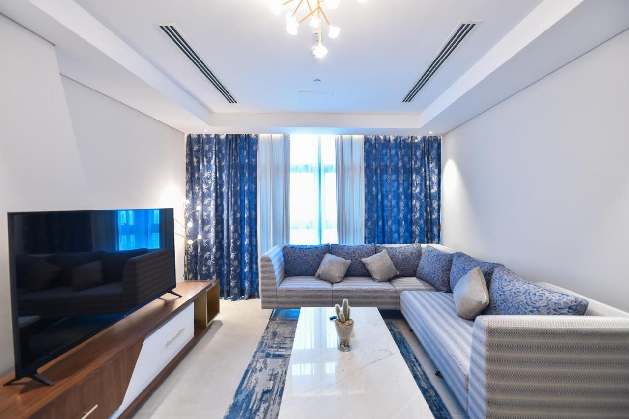 Lusail Waterfront Hotel Apartment מראה חיצוני תמונה A living room in a modern apartment