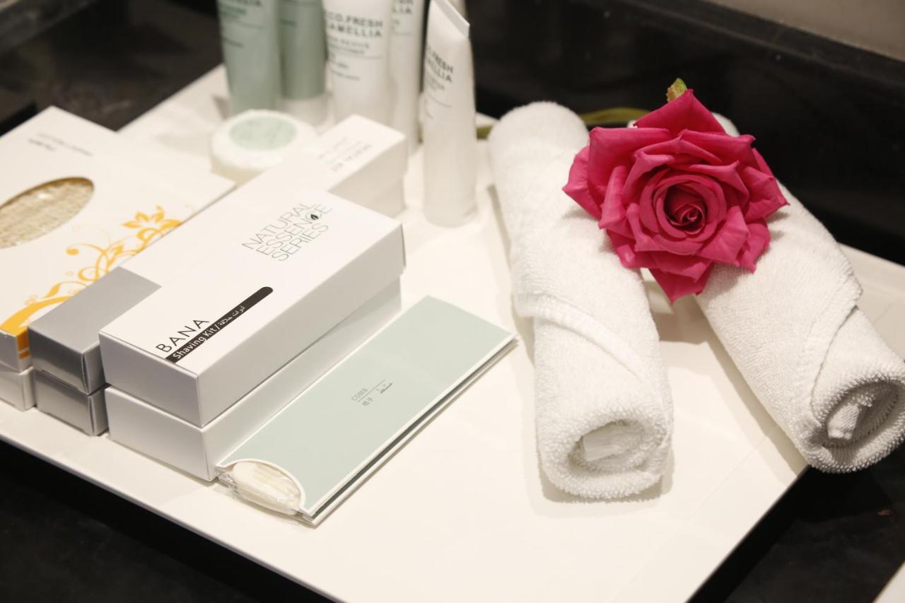 Lusail Waterfront Hotel Apartment מראה חיצוני תמונה A rose in a hotel bathroom