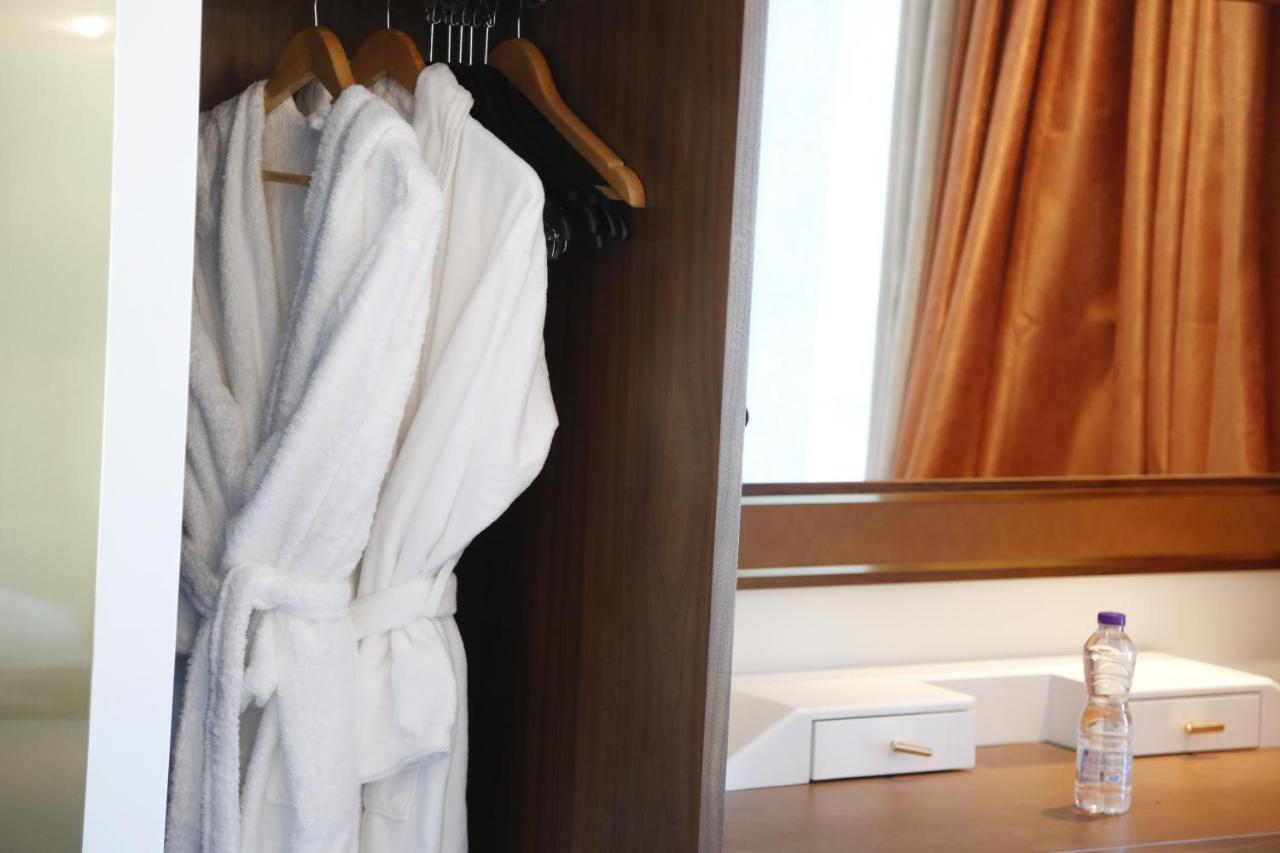 Lusail Waterfront Hotel Apartment מראה חיצוני תמונה A bathrobe hanging in a closet