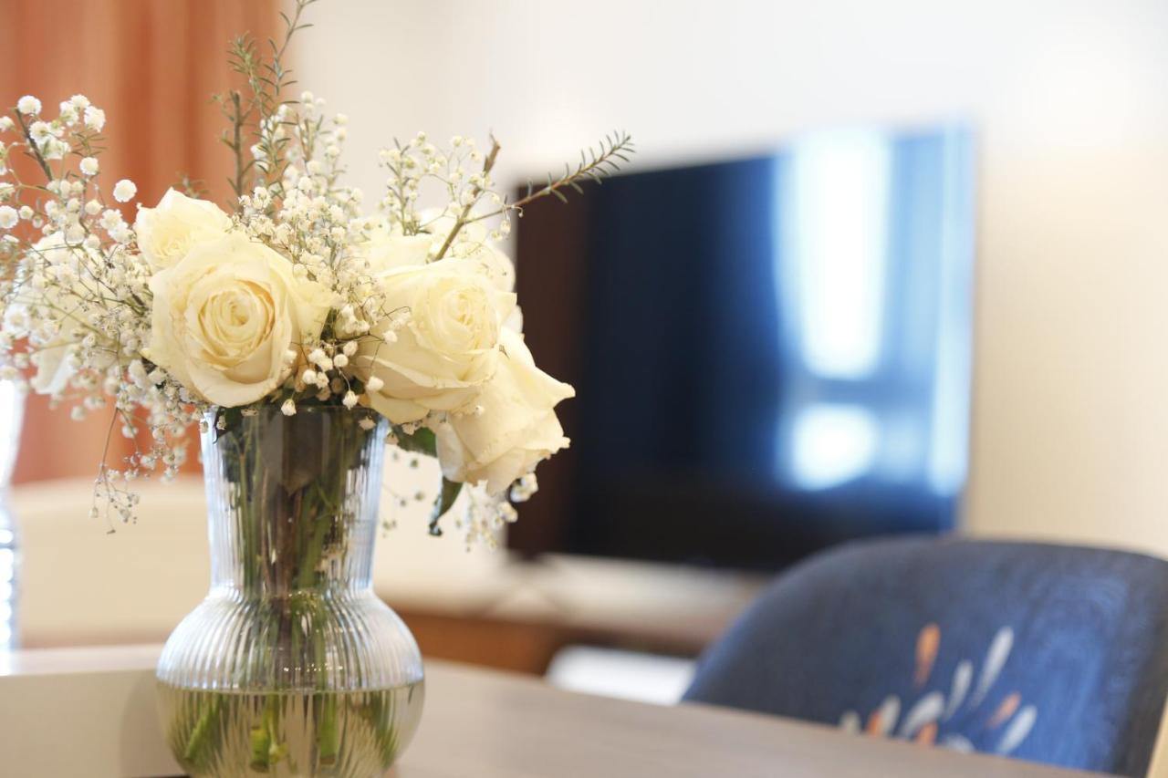 Lusail Waterfront Hotel Apartment מראה חיצוני תמונה A vase of flowers