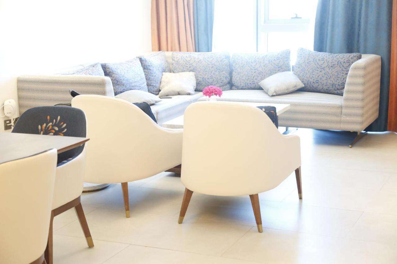 Lusail Waterfront Hotel Apartment מראה חיצוני תמונה A living room in a modern apartment