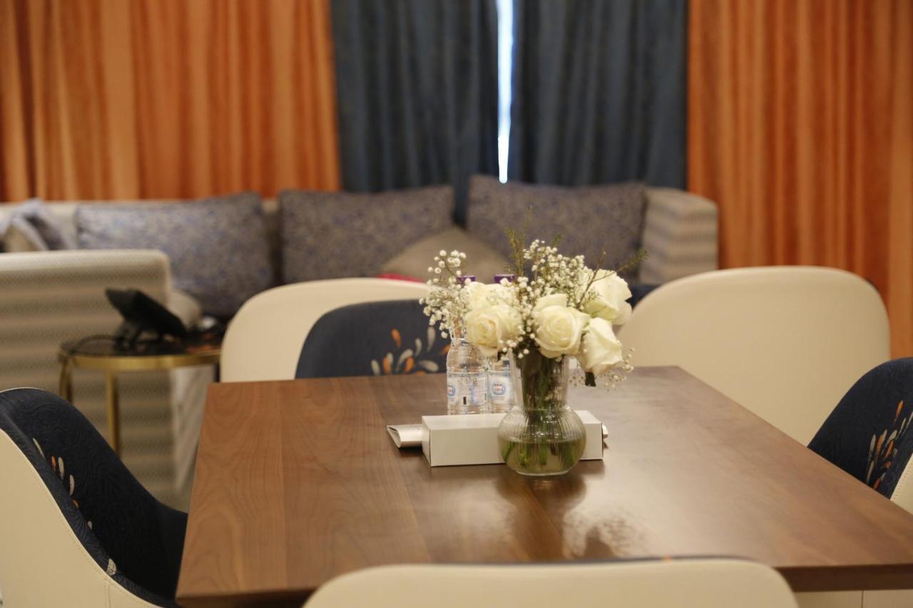 Lusail Waterfront Hotel Apartment מראה חיצוני תמונה A dining room in a house
