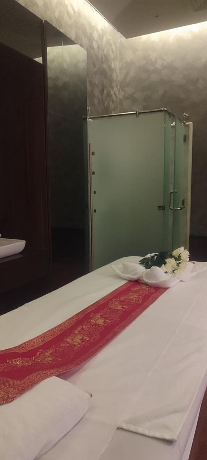 Lusail Waterfront Hotel Apartment מראה חיצוני תמונה A shower cubicle in a Thai spa