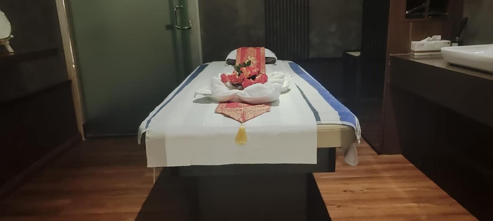 Lusail Waterfront Hotel Apartment מראה חיצוני תמונה A massage bed